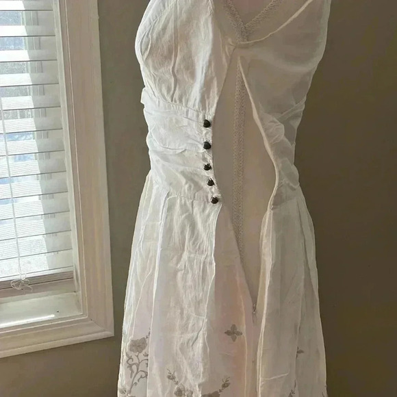 [42]Zarina White Embroidered Sleeveless Pull  Over Mid Dress with Side zipper - Picture 6 of 14